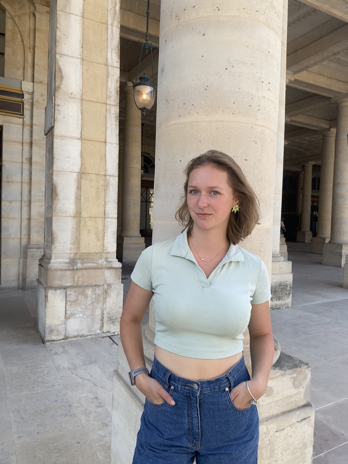Portrait professionnel d'Hélène, fondatrice de Wolfactiv, spécialisée en création olfactive